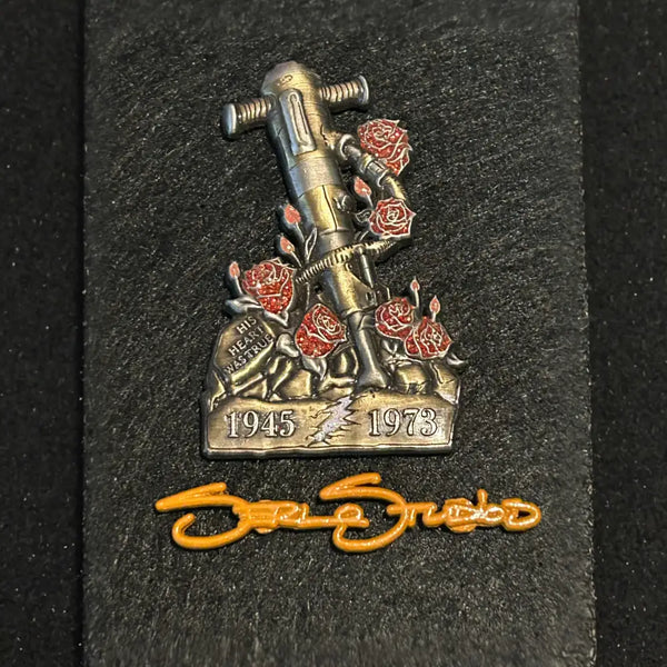 A commemorative military pin featuring a cannon with roses and the dates 1945-1975.